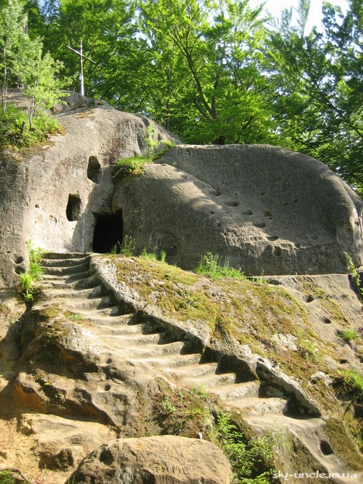 Скальный монастырь в Розгирче