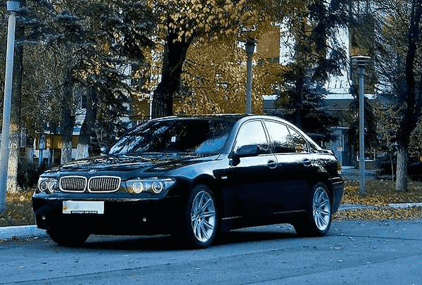118 BMW 745L черный  