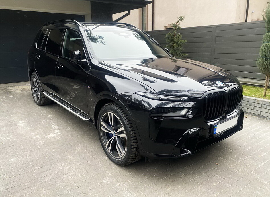 182 BMW X7 40D 2024 черный 