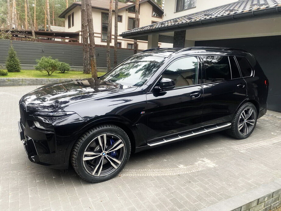 182 BMW X7 40D 2024 черный 