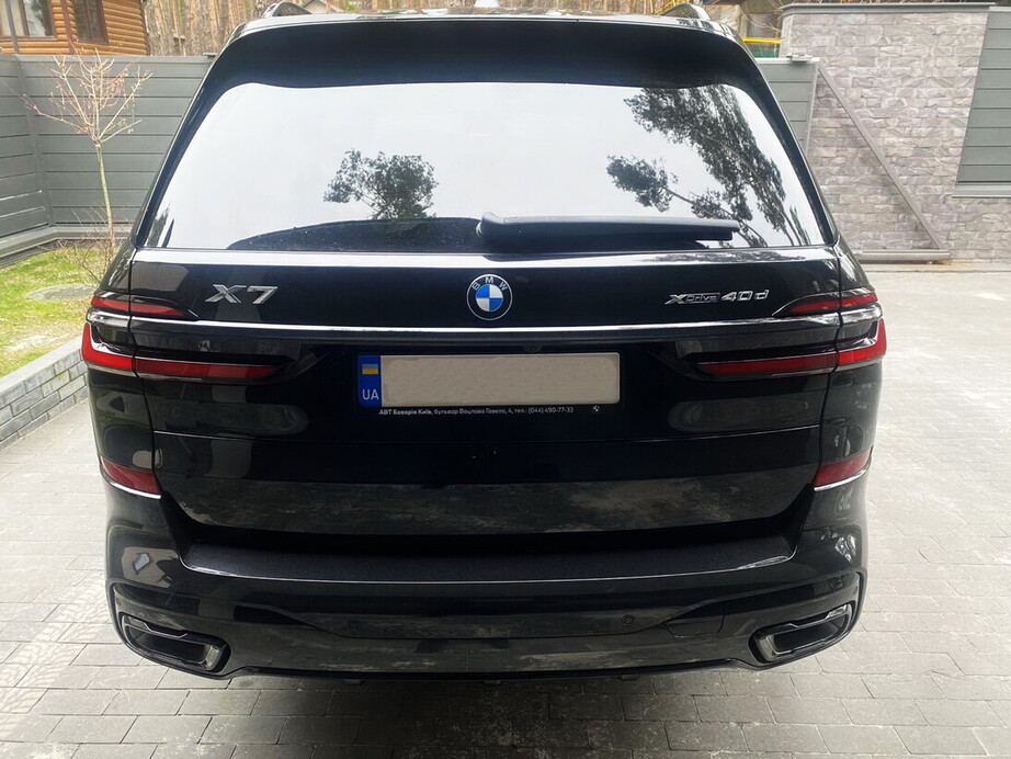 182 BMW X7 40D 2024 черный 