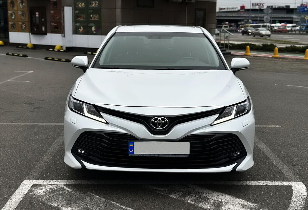 389 Toyota Camry V70 белая арендовать на свадьбу 