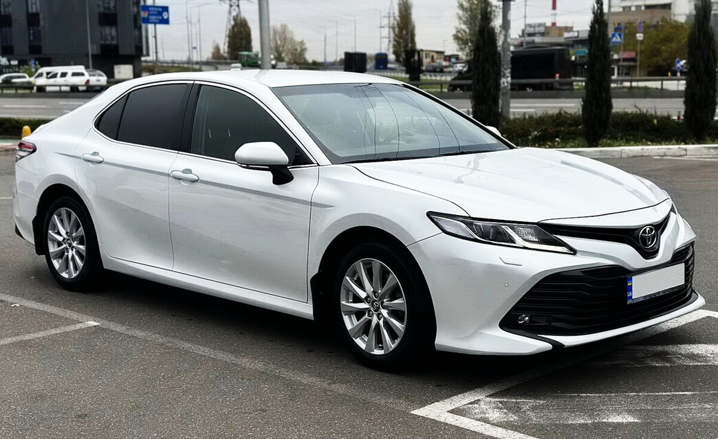 389 Toyota Camry V70 белая арендовать на свадьбу 