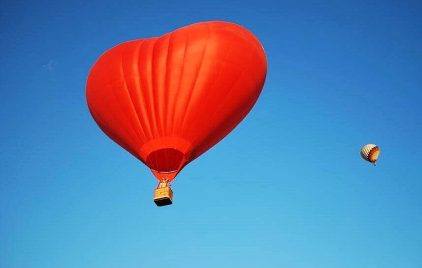 полет на воздушном шаре в форме Сердца 