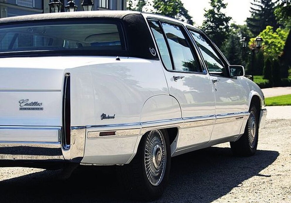218 Ретро авто Cadillac Fleetwood белый 