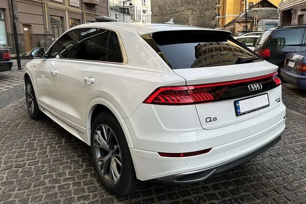 037 Позашляховик Audi Q8 S Line біла на весілля 