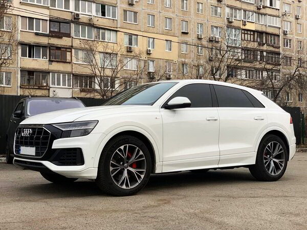 037 Внедорожник Audi Q8 S Line белая на свыадьбу 