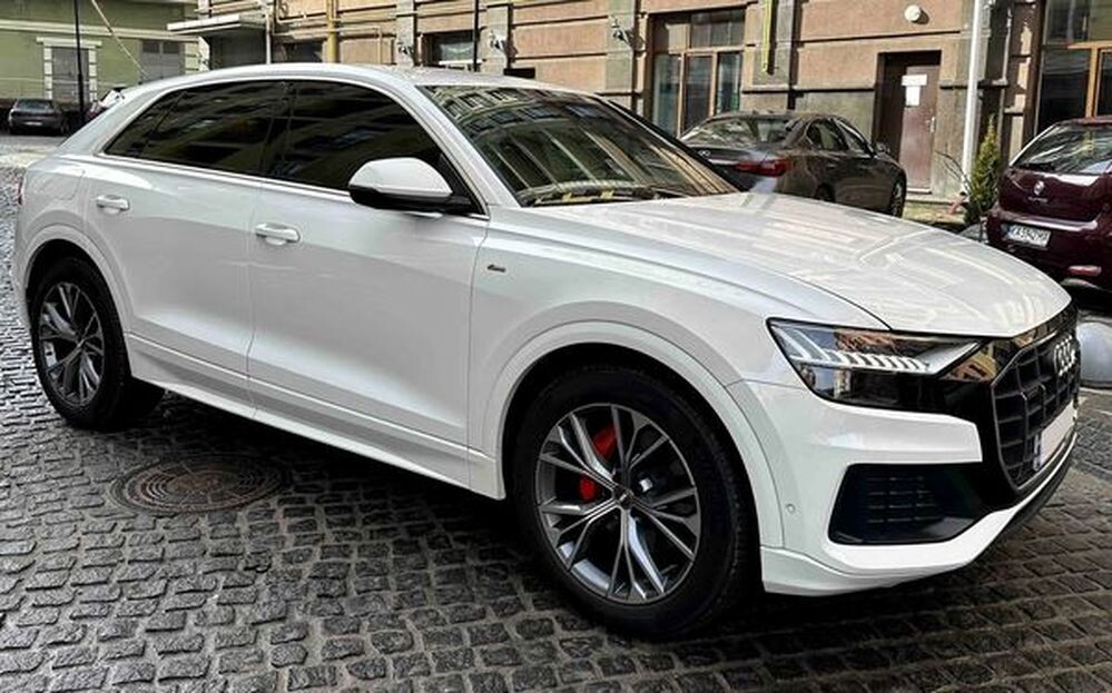 037 Позашляховик Audi Q8 S Line біла на весілля 
