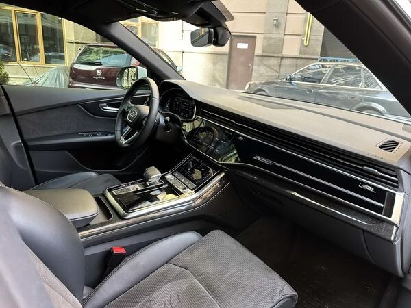 037 Позашляховик Audi Q8 S Line біла на весілля 