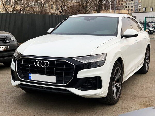 037 Внедорожник Audi Q8 S Line белая на свыадьбу 