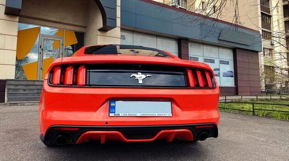 121 Ford Mustang GT 3.7 красный спорткар  