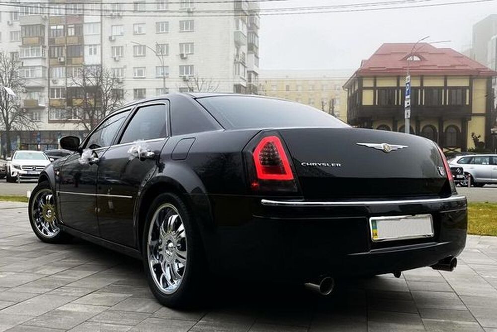 135 Chrysler 300C черный аренда авто на свадьбу 