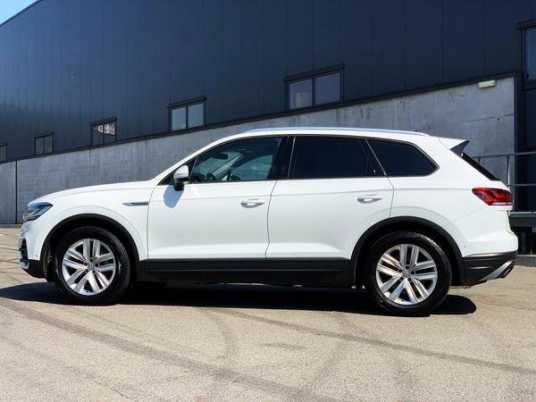 177 мнедорожник Volkswagen Touareg белый аренда  