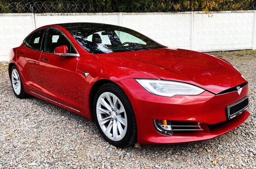 054 Электрокар Tesla Model S красный 