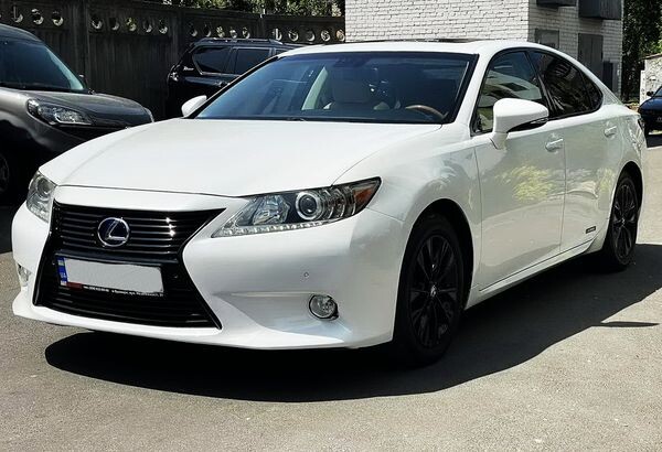 305 Lexus ES 300 Hybrid белый  