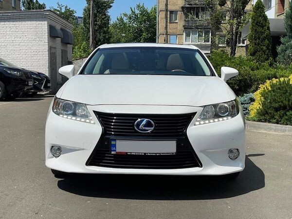 305 Lexus ES 300 Hybrid белый  