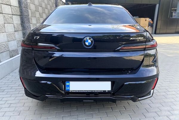 340 BMW i7 xDrive черный  