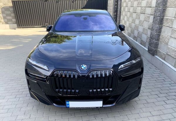 340 BMW i7 xDrive черный  