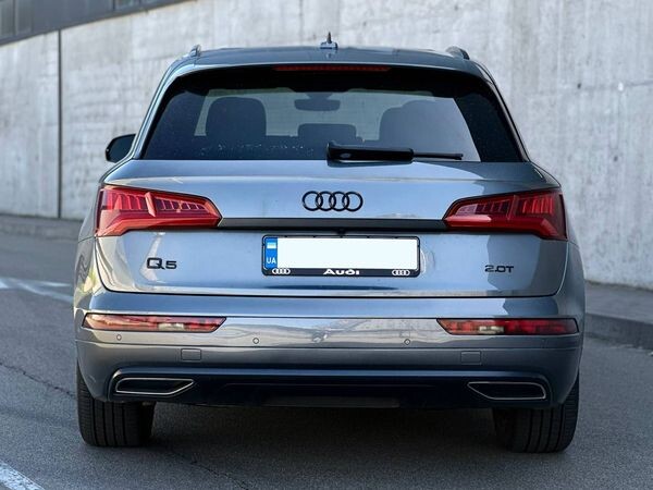 120 Внедорожник Audi Q5-Quattro серо-голубой 