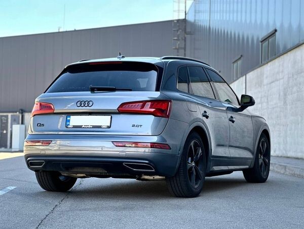 120 Внедорожник Audi Q5-Quattro серо-голубой 