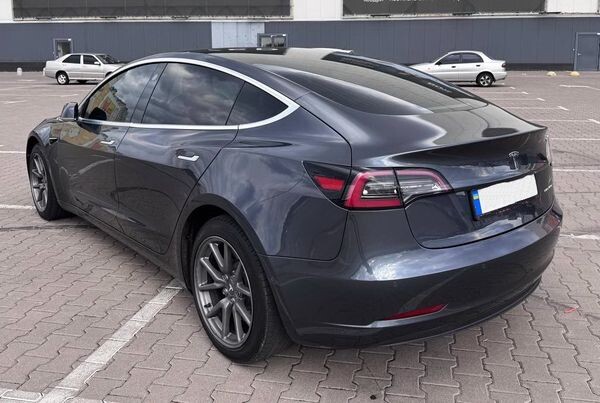 145 Электрокар Tesla Model 3 серая  