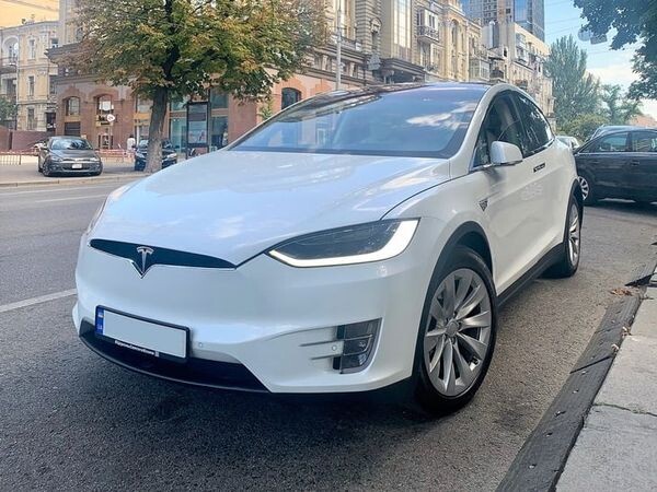 001 Tesla Model X белая электрический внедорожник  