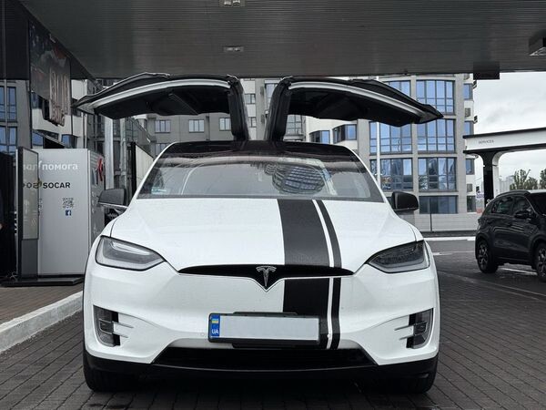 001 Tesla Model X білий електричний позашляховик 