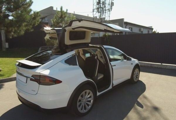 001 Tesla Model X белая электрический внедорожник  