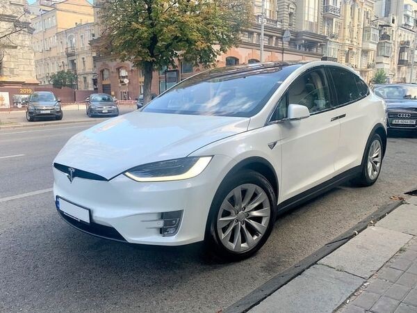 001 Tesla Model X белая электрический внедорожник  