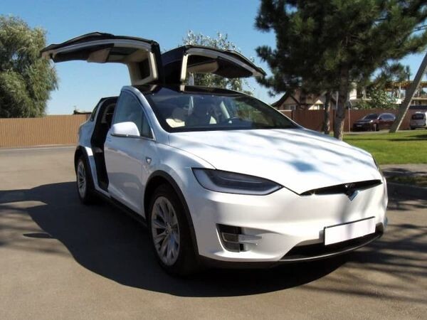 001 Tesla Model X белая электрический внедорожник  