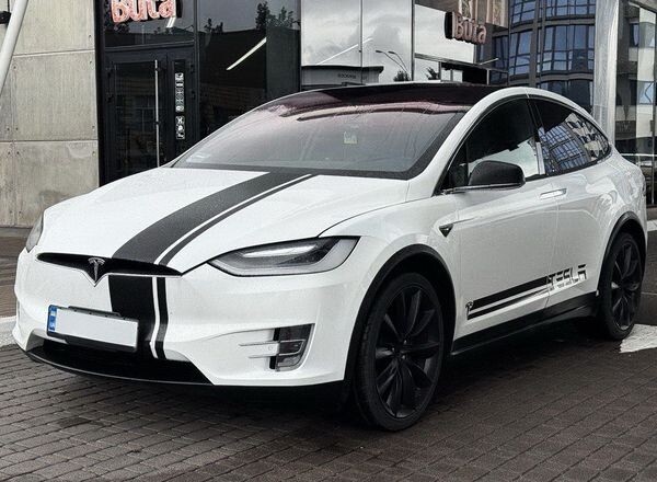 001 Tesla Model X білий електричний позашляховик 