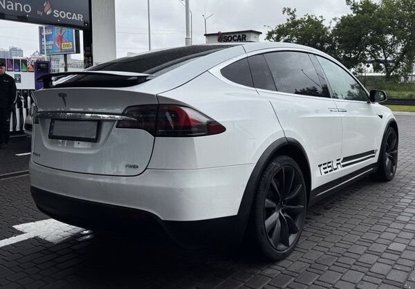 001 Tesla Model X білий електричний позашляховик 