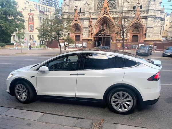 001 Tesla Model X белая электрический внедорожник  