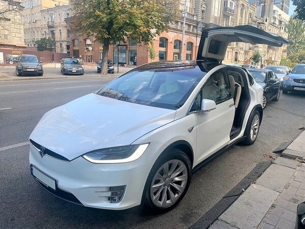 001 Tesla Model X белая электрический внедорожник  