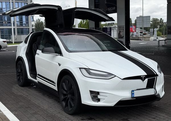 001 Tesla Model X білий електричний позашляховик 