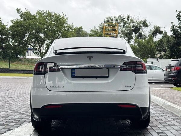 001 Tesla Model X білий електричний позашляховик 