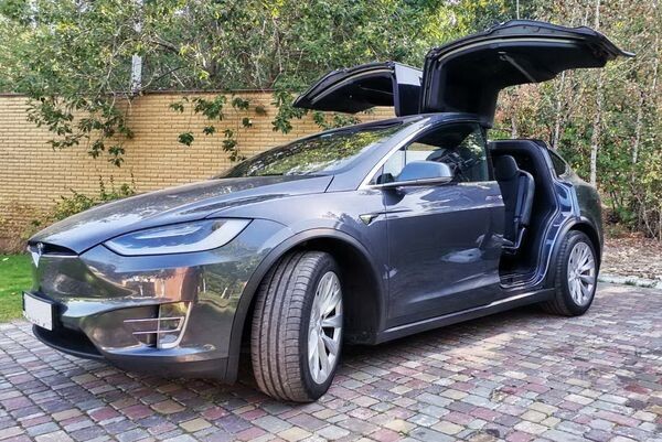 075 Tesla Model X серая электрический внедорожник  