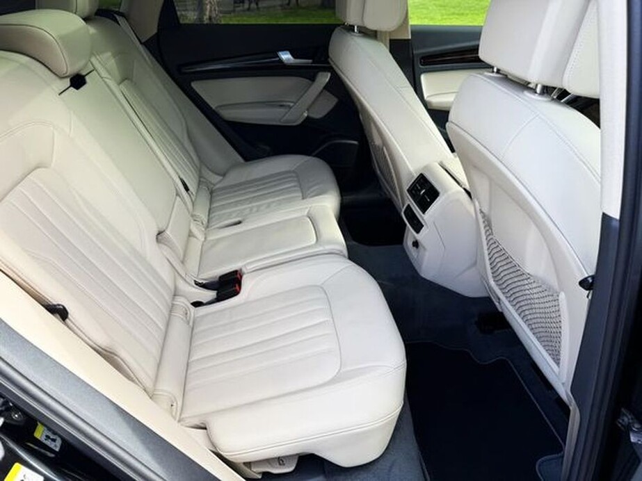 404 Позашляховик на весілля Audi Q5 чорний  