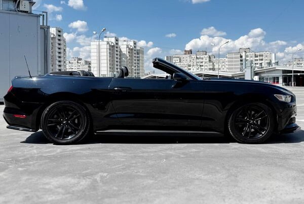365 Кабріолет Ford Mustang GT чорний 