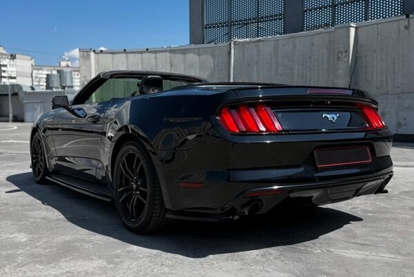 365 Кабріолет Ford Mustang GT чорний 