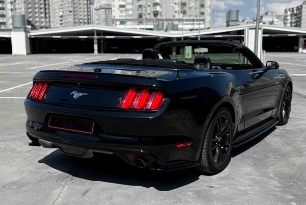 365 Кабріолет Ford Mustang GT чорний 