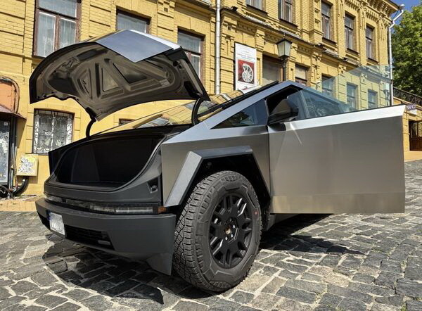 021 Tesla Cybertruck оренда на фотосесію зйомки 