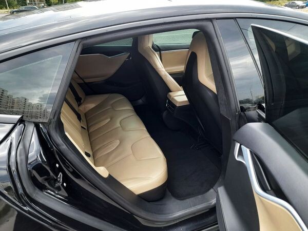420 Авто на весілля Tesla Model S чорний з водієм 