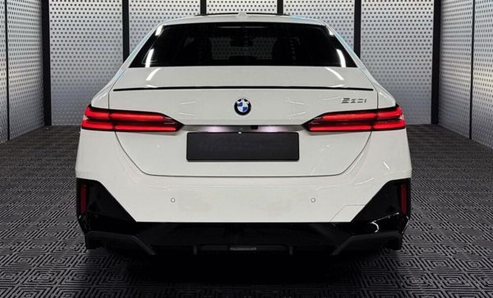 424 BMW 5 G60 біла прокат без водія  