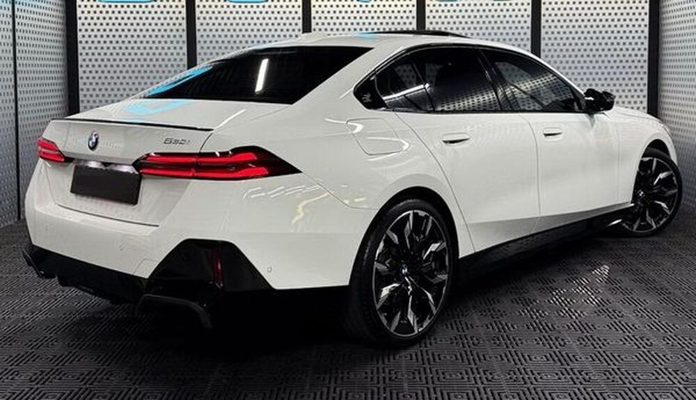 424 BMW 5 G60 біла прокат без водія  
