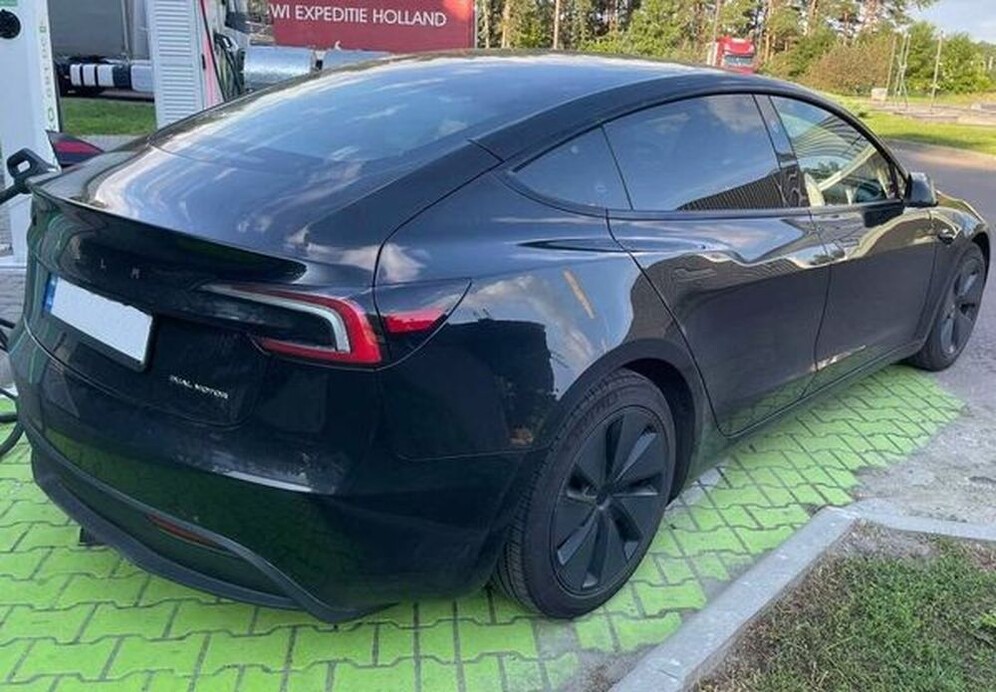 242 Авто на весілля Tesla Model 3 чорна з водієм 