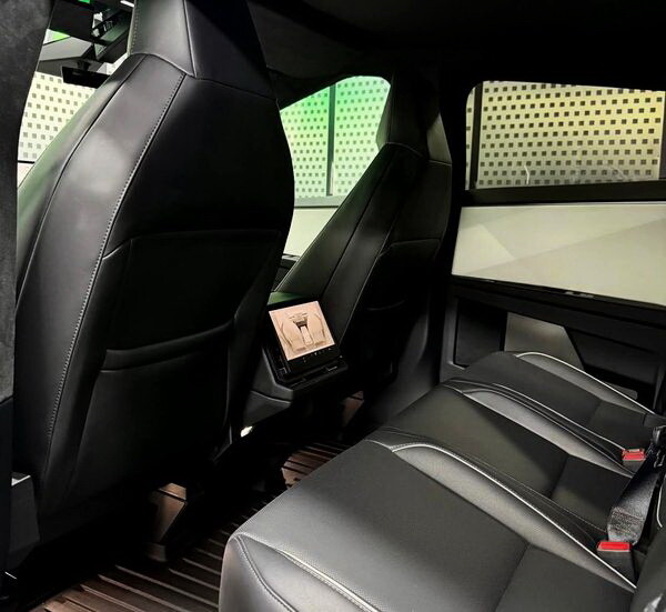351 Tesla Cybertruck чорний прокат  