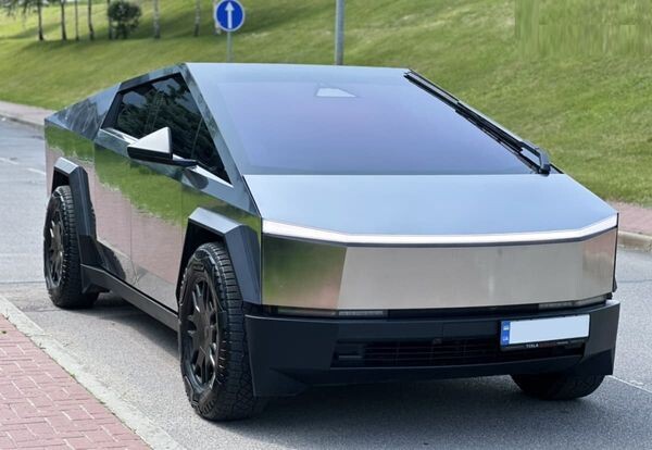 005 Tesla Cybertruck оренда з водієм 