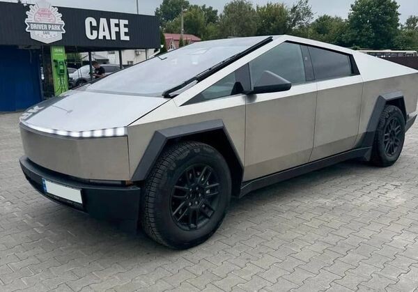 005 Tesla Cybertruck оренда з водієм 