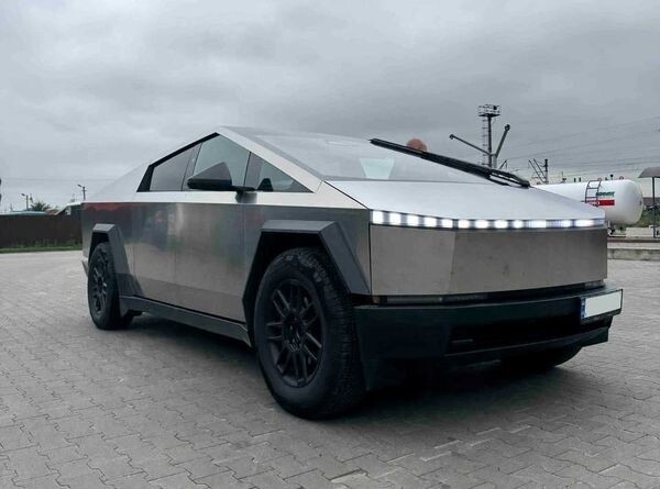 005 Tesla Cybertruck оренда з водієм 